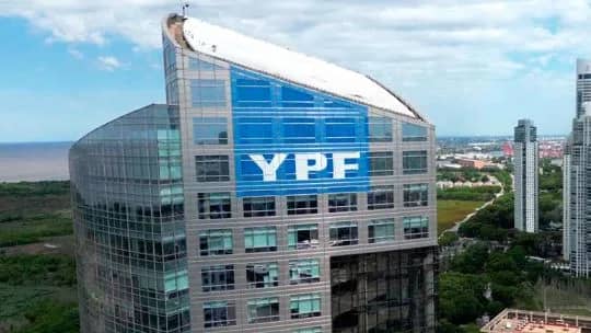 Chequeado va a la Corte para que YPF informe cómo distribuye la pauta publicitaria y PERFIL pedirá sumarse a la causa como "amicus curiae"