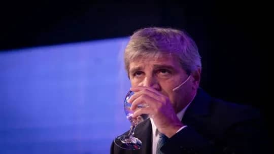 El Gobierno defiende la suba de tarifas, pero interviene y acumula una deuda millonaria con energéticas para salvar el superávit