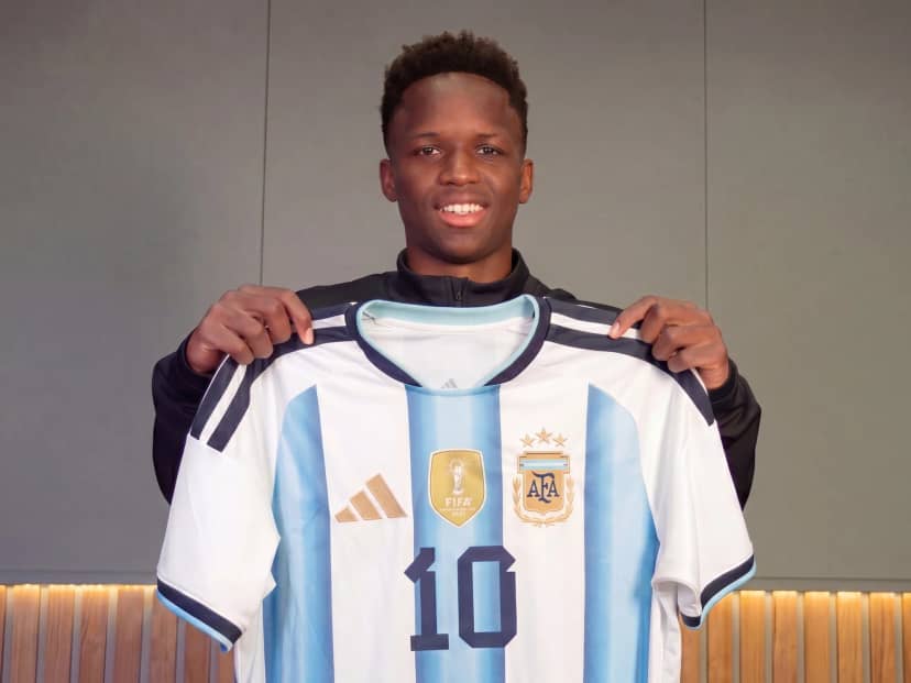 Nació en Haití, sobrevivió al terremoto en un orfanato y hoy sueña con la Selección: Kiki Ramos con Olé