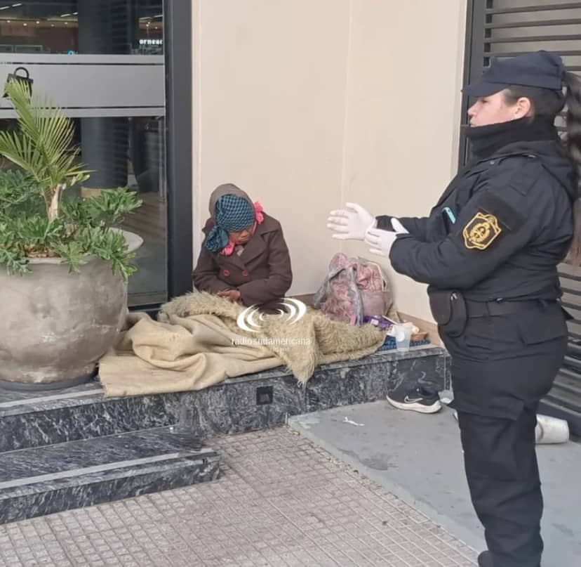 Por el extremo frío una mujer en situación de calle se descompensó