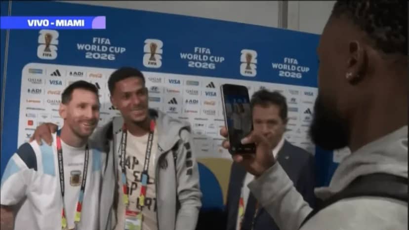 Messi se sacó fotos con los jugadores de Cabo Verde: "Adentro de la cancha me cagan a patadas, ja" - TyC Sports