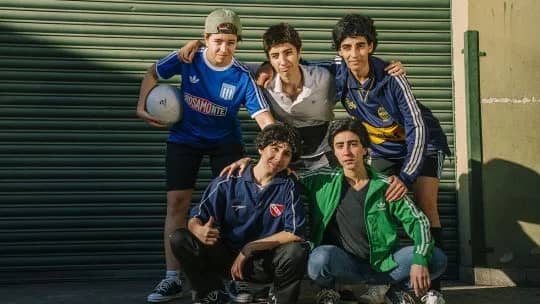 La amistad como refugio: el Indio Solari y el fútbol barrial toman la escena en La Banda de Lurzu