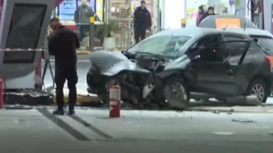 Grave accidente en la General Paz: un auto impactó contra una estación de servicio y se prendió fuego