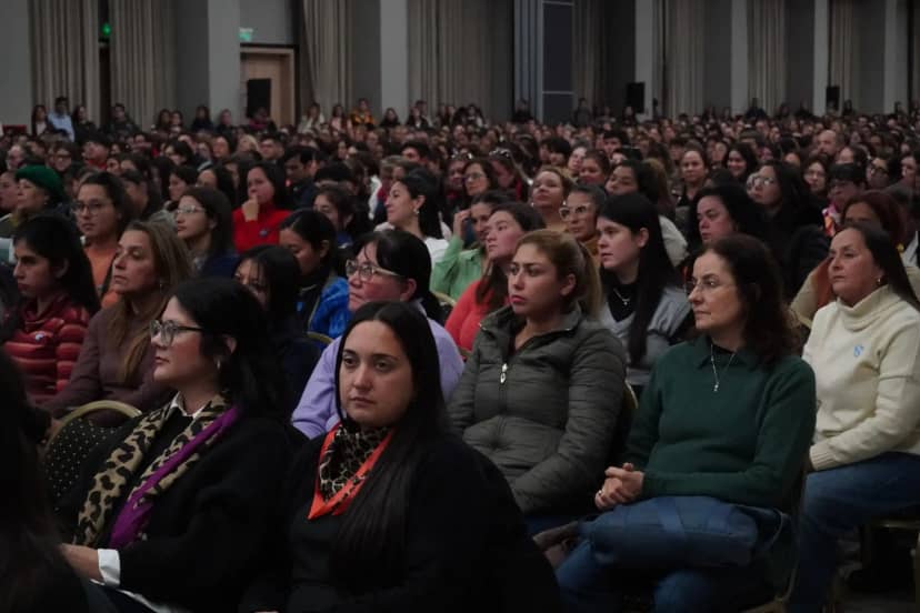 Formación docente en la Pre Feria del Libro: Innovación pedagógica, inteligencia artificial y desarrollo de capacidades