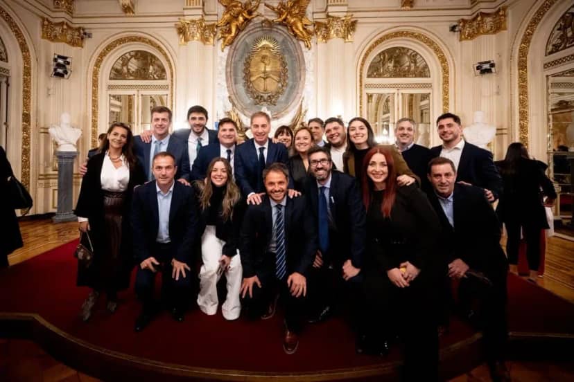 La “Santilleta” sale a la cancha y Milei baja línea: enfermedad holandesa, modelo suizo y campaña 2027