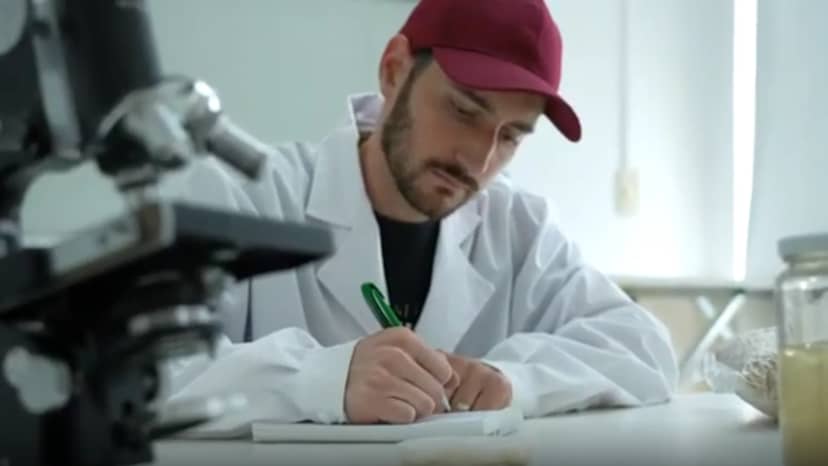 Fernando de Antueno es pionero en el cultivo de hongos y brotes en Tierra del Fuego: Diseñó un módulo especial para producirlos y los vende a chef y a los cruceros que llegan a Ushuaia