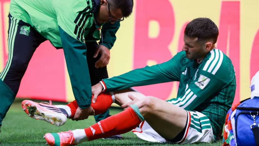 ¿Qué le pasó a Santiago Giménez? El mexicano fue trasladado en ambulancia al hospital tras duelo contra Inglaterra