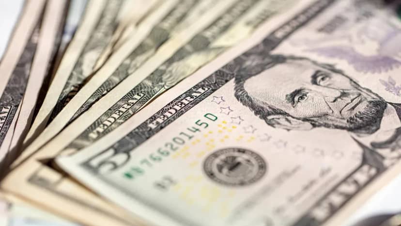 El dólar oficial retrocedió en el inicio de la semana y la distancia con el techo de la banda llegó al 22%