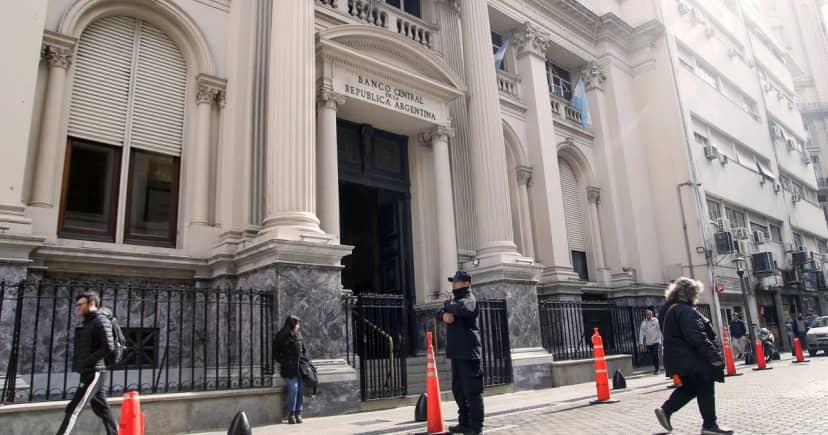 Economía le da al BCRA US$ 2.000 millones de bonos atados al dólar para que tenga más "poder de fuego" en el mercado