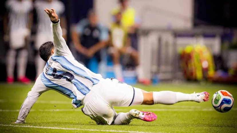 El quite de Paredes fue el pie del Dibu - TyC Sports
