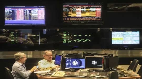 El Riesgo País cayó a 406 puntos y alcanzó su nivel más bajo en ocho años