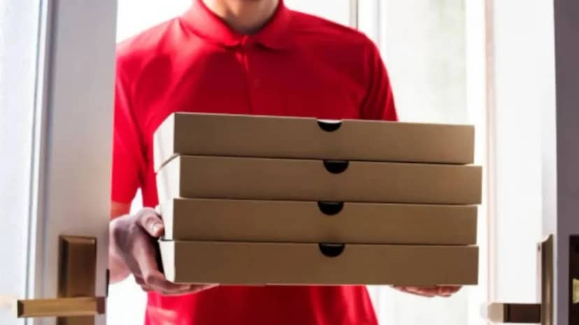 Pidió una pizza por delivery, abrió la caja y se encontró con algo insólito