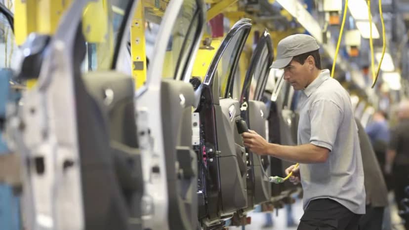 La industria cayó 5,7% anual en mayo, arrastrada por derrumbes en textiles, maquinaria y autos