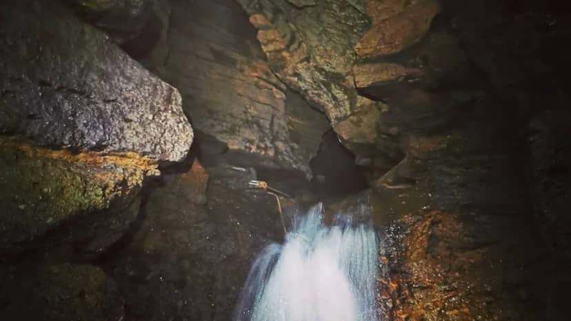 Encontraron sin vida a uno de los cuatro integrantes de una familia atrapada en cueva de Cuetzalan