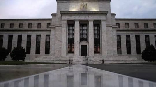 Minutas de la Fed muestran que algunos miembros ven razones para subir tasas