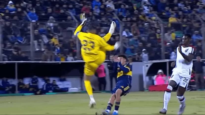La patada karateca de Santos a Flores en Boca vs. Paranaense en Salta - TyC Sports