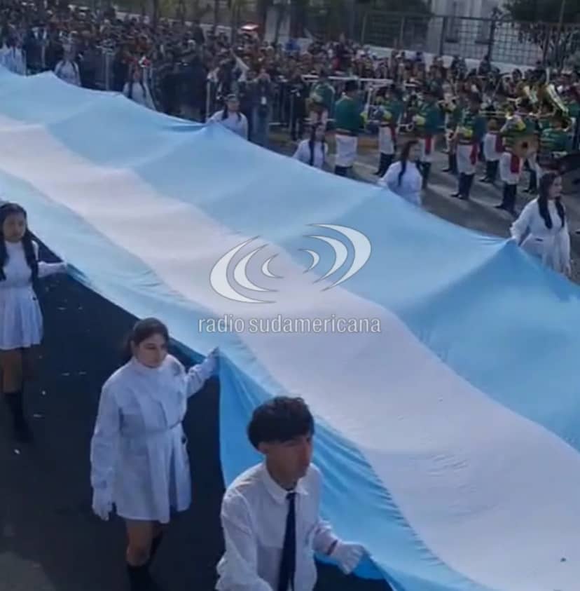 Alumnos correntinos desfilaron con una bandera de 500 metros