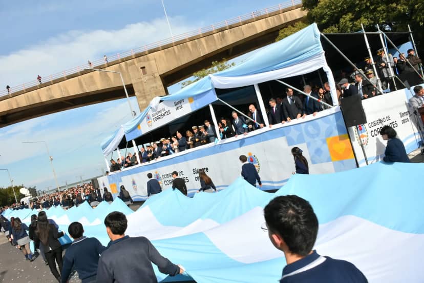 En Corrientes una multitud acompañó el desfile por los 210 años de la independencia