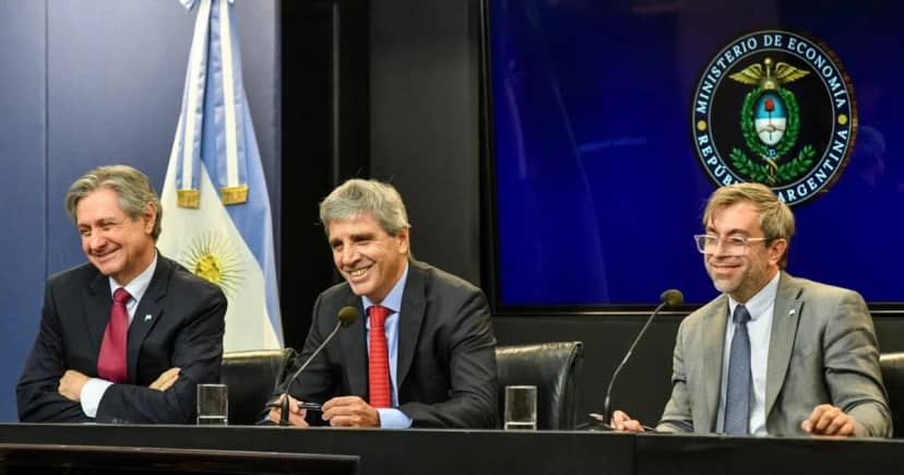 Luego del pago a los bonistas, la deuda argentina sube y el riesgo país se acerca a los 400 puntos