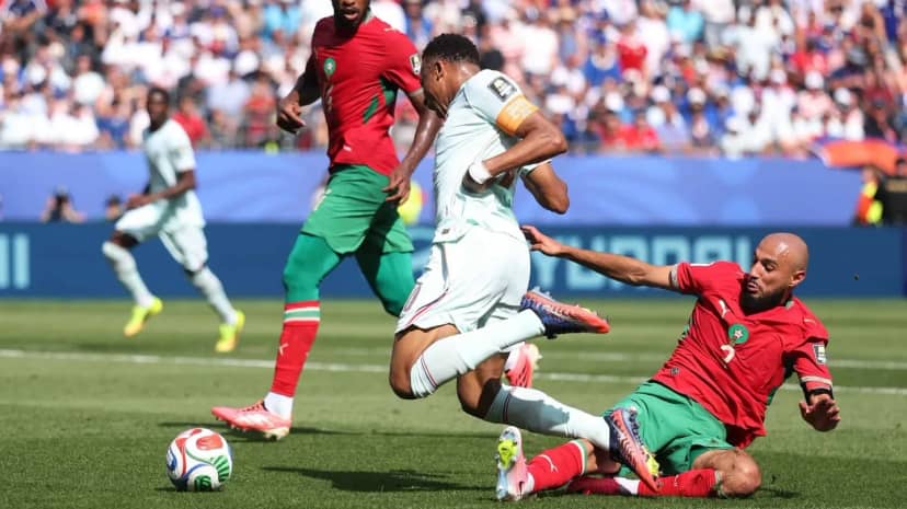 El polémico penal que Tello cobró para Francia: Bono se lo atajó a Mbappé - TyC Sports