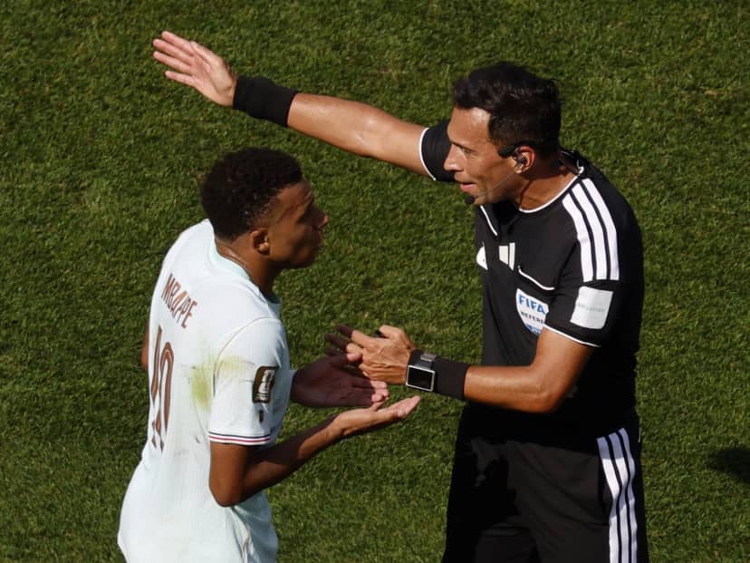 Video: el penal que Facundo Tello cobró para Francia y la queja de Mbappé por la demora en la ejecución