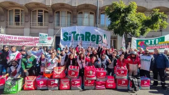 Deudores Ya: denuncian que crece el endeudamiento entre los repartidores de aplicaciones