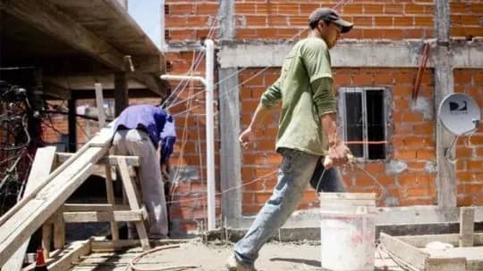 Baja desocupación, pero más precariedad: así cambió la estructura del empleo argentino entre 2010 y 2025