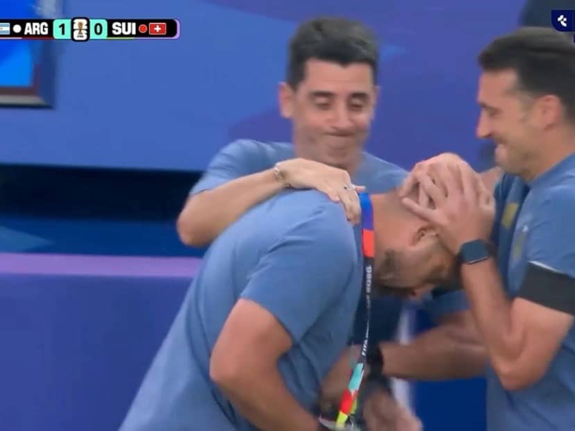 El reconocimiento del cuerpo técnico a Walter Samuel en el gol de Mac Allister