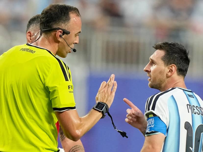 "No me faltes el respeto", el cruce de Messi con el árbitro durante el encuentro ante Suiza