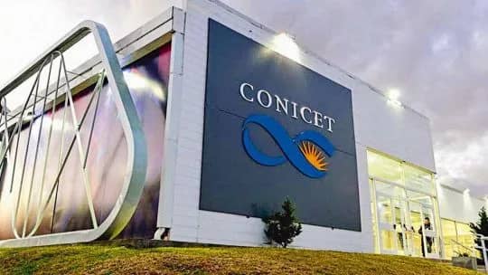 Destrucción cultural: Milei recortó a la mitad el presupuesto para educación y ciencia