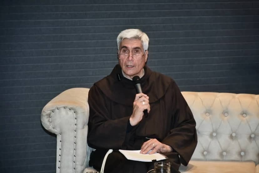 Monseñor Larregain rescató el legado franciscano y la identidad guaraní en la Feria del Libro