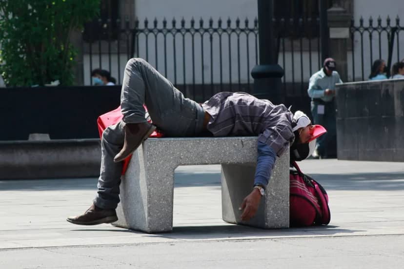 El calor no solo te marea, "secuestra" tu sangre: la explicación científica detrás de la lipotimia veraniega