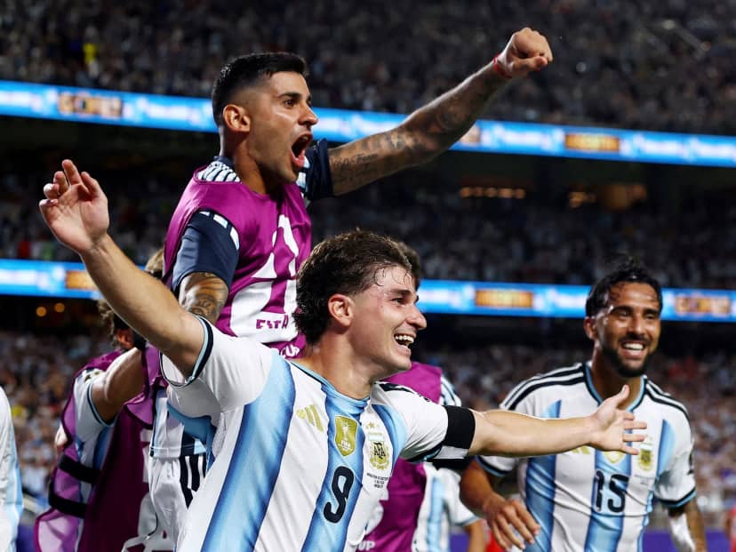 El relato del golazo de Julián Álvarez a Suiza en diferentes idiomas