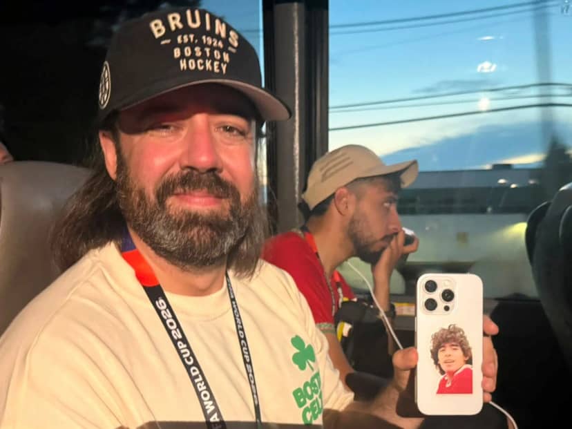 Periodista inglés: desde el sticker de Diego en su celu a "sería especial ganar un Mundial superando al equipo de Messi"