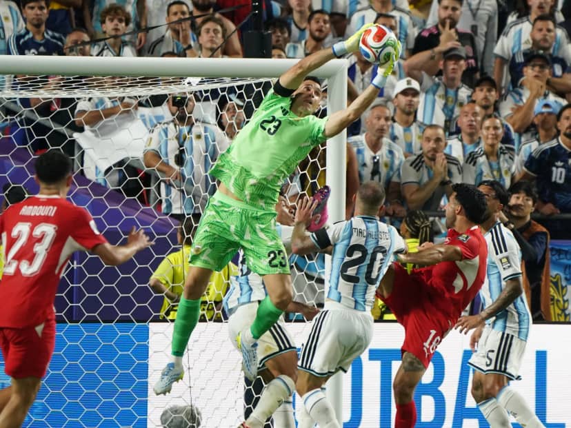 La marca histórica que puede alcanzar Dibu Martínez ante Inglaterra