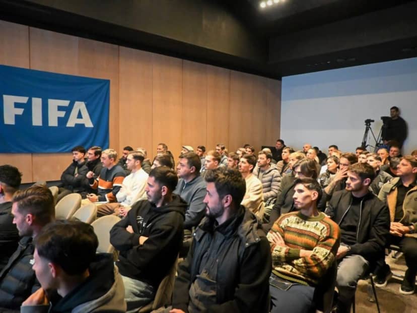 Reunión en el predio de Ezeiza entre jugadores, técnicos y árbitros para detallar las nuevas reglas que se aplicarán en el fútbol argentino