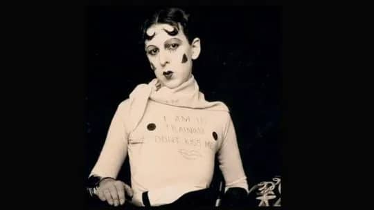Quién fue Claude Cahun, la artista surrealista pionera de la identidad no binaria
