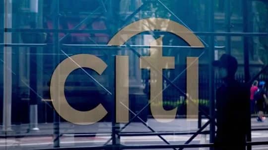 Citi se desploma tras anunciar más inversiones y nuevos recortes de empleo