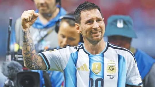 El que no salta…