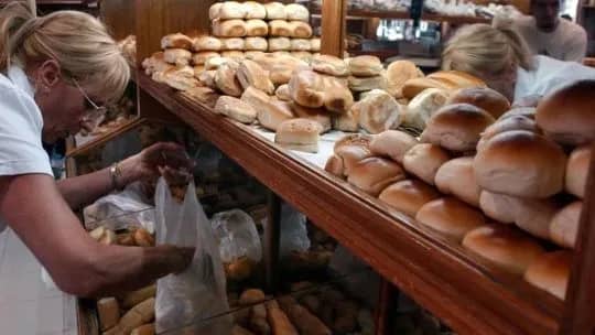 Consumo en crisis: En las panaderías "desaparecieron los jubilados" y ya hay más gente "pidiendo al final del día" que comprando