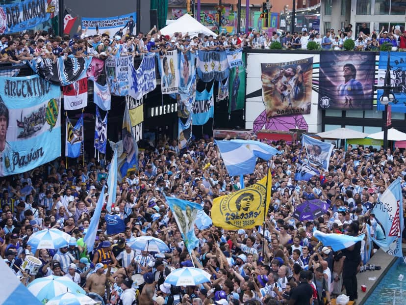Incidentes entre barras de San Lorenzo y Huracán en el banderazo