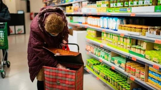 La baja de la inflación de junio renovó el optimismo, pero julio suma presión por alimentos, vacaciones y precios regulados