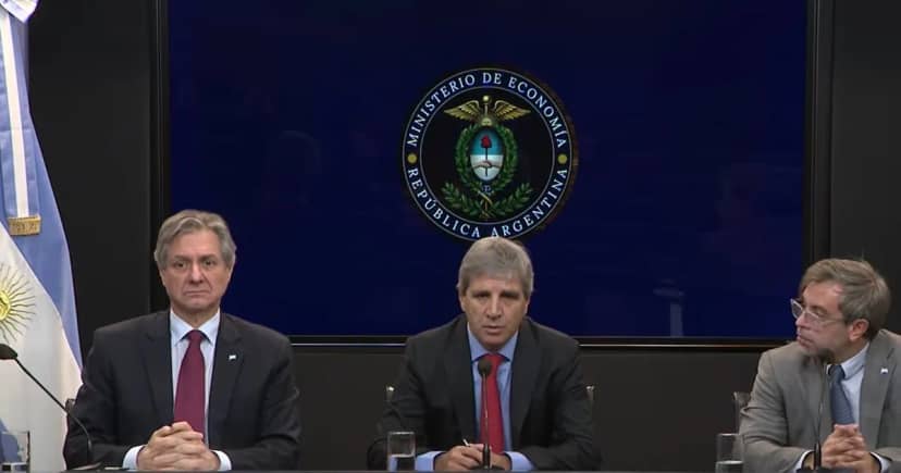En una "licitación express" antes del partido, Caputo busca refinanciar vencimientos por $ 3 billones y colocar un nuevo bono en dólares
