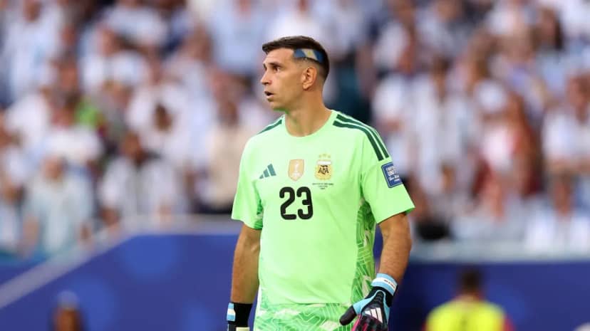 Inglaterra le tiene miedo a Dibu Martínez: publicó sus "10 trucos sucios" antes de la semifinal del Mundial - TyC Sports
