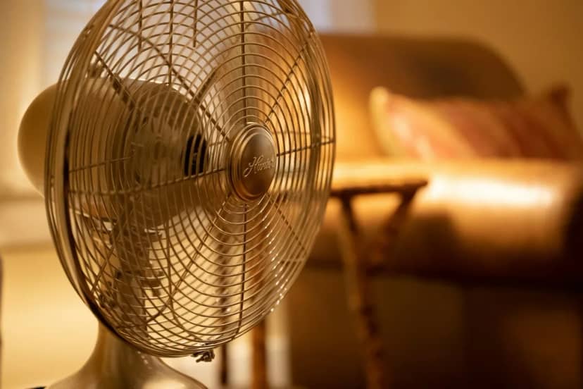 Qué dice la ciencia sobre el "truco" de los dos ventiladores cruzados para enfriar la casa: funciona, pero con límites