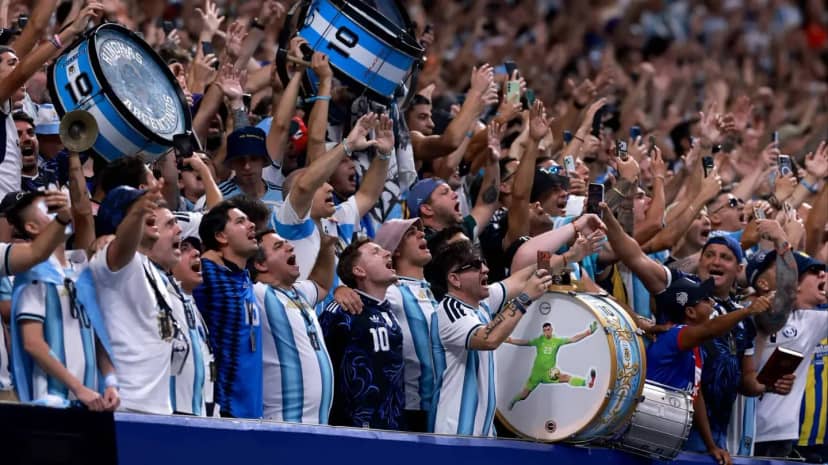 Máxima tensión en los himnos: los hinchas argentinos taparon el de Inglaterra - TyC Sports