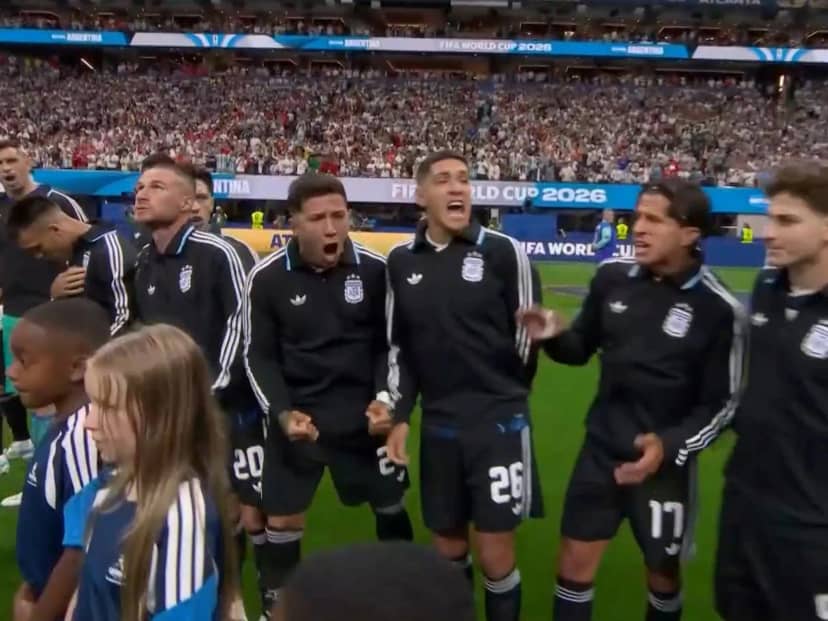 La euforia de los jugadores en el himno y el "que no salta es un inglés"
