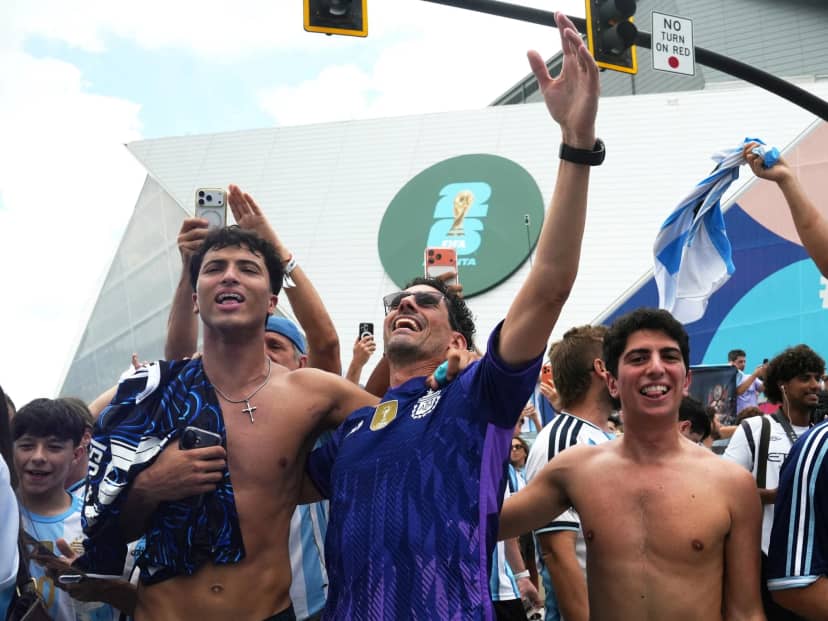 Videos: el banderazo argentino, estrellas que llegan al estadio y todo el color de la semifinal ante Inglaterra