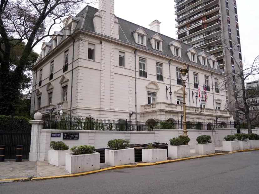 Fuerte operativo de seguridad en la embajada inglesa en Argentina antes del cruce por semifinales