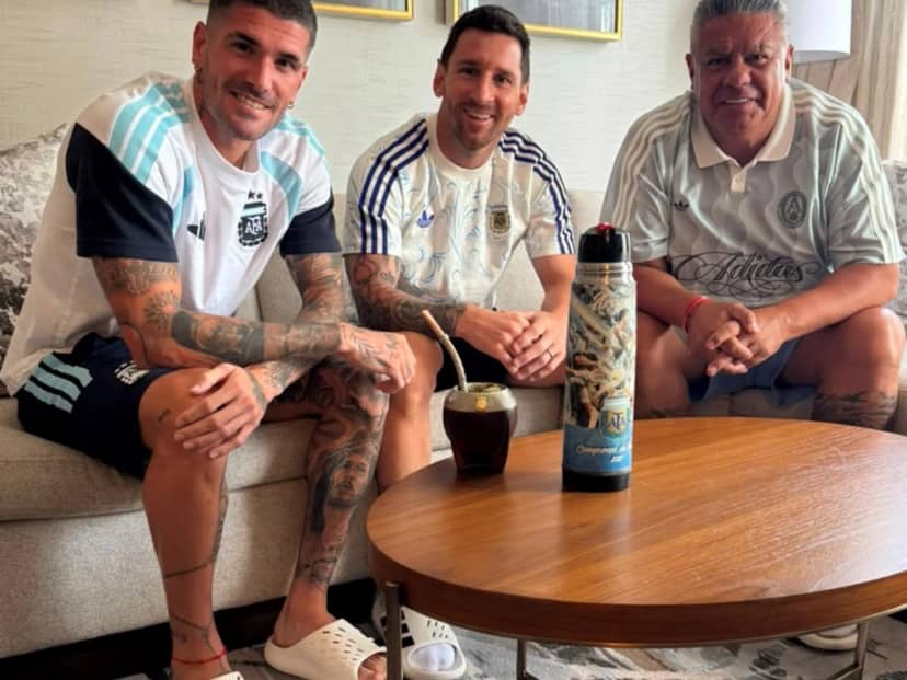 La foto cábala de Chiqui Tapia antes de enfrentar a Inglaterra en el Mundial